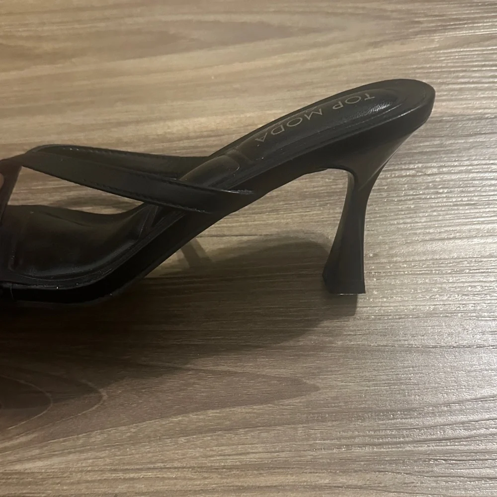 Fashion Nova Top Moda Black Thong Heels - Picture 2 of 5